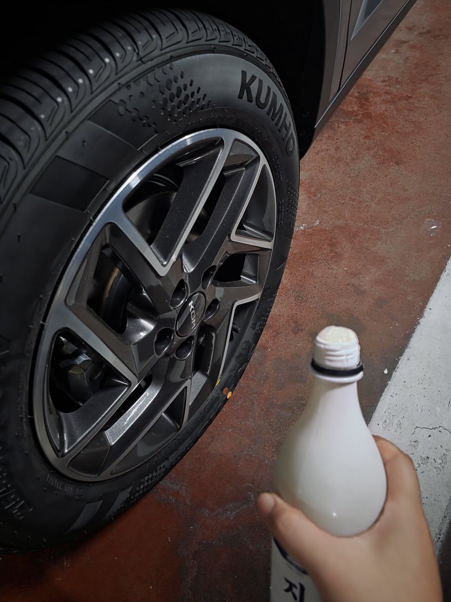 뉴 늅카
오늘 차나옴
첫맘마도 야무지게 먹이고
새차니까 (줄여서) 초보운전도 두개 붙이고
바퀴에도 막걸리 적셔줌