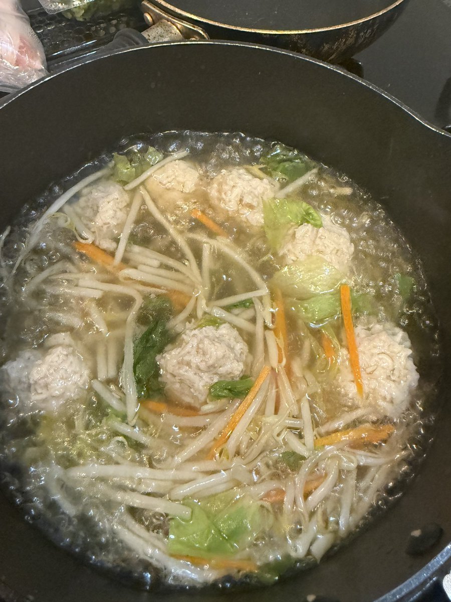 鶏団子の中華スープ🙂
なんでこんなに美味しいの。