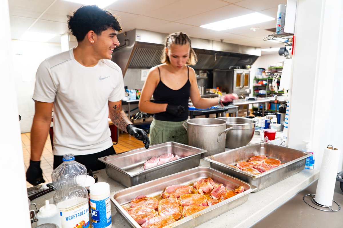 sienaheightsu's tweet image. Making a positive impact with #ServiceLearning! A team of six students, led by Campus Minister Nate Rawlins, recently prepared and served a meal for 60 people at the Share the Warmth of Lenawee shelter. ❤️🍽️