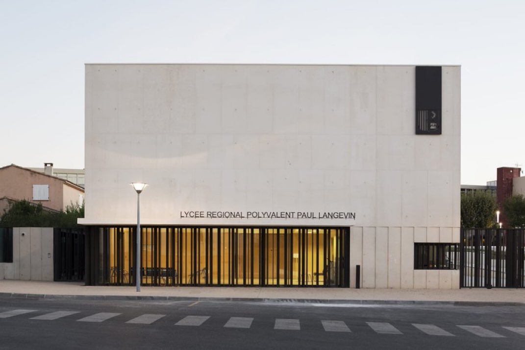 🚨 Messengeweld 🚨

Een leraar heeft een andere leraar met een mes neergestoken in de lerarenkamer van de Langevin High School in Martigues. Het slachtoffer raakte gewond en de aanvaller kon worden overmeesterd. (La Provence)