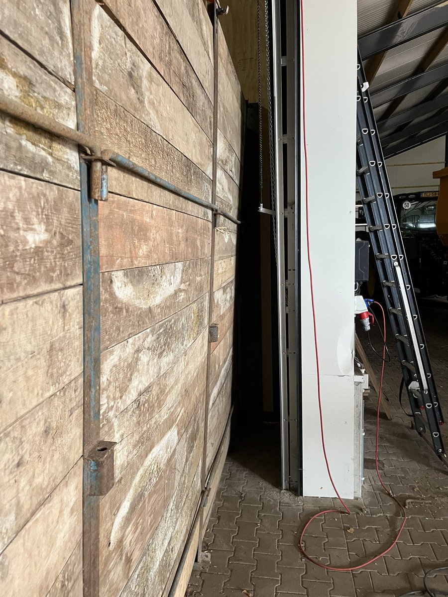 Zijn er meer mensen die er last van hebben dat de keerwand naar voren blijf buigen
Heb het idee dat de voetplaten door de uien heen gaan
Nu maar wat teruggedrukt en gezekerd naar achteren met lange banden
Hij was inmiddels al wel 50 cm voorover gekomen