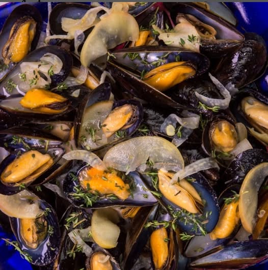 This is your sign to steam PEI Mussels tonight ✨

15 minutes. 🕒 Fresh PEI Mussels. 🐚 Big flavour. 😍 

Try our Fennel &amp; Apple Mussels recipe at peimussel.com/.../mai.../153…