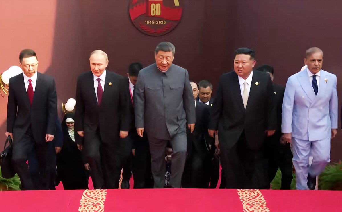LegalAdvisour's tweet photo. ये तस्वीर भारत के लिए बिल्कुल शुभ संकेत नहीं है

China’s Victory Day Parade में
Xi Jinping, Vladimir Putin & Kim Jong Un और Shehbaz Sharif
चारों एक ही मंच पर खड़े नज़र आए

एक तरफ पाकिस्तान धीरे-धीरे बाकी देशों से रिश्ते सुधार रहा है,
 दूसरी तरफ हमारी विदेश नीति पड़ोसी देशों से रिश्ते बिगाड़ रही है

आज नेपाल, श्रीलंका, भूटान, मालदीव, बांग्लादेश सब हमें आँखें दिखाने लगे हैं।

ये तस्वीर सिर्फ फोटो नहीं है बल्कि भारत की गिरती कूटनीति का आईना है

पाकिस्तान को हल्के में लेना भूल साबित होगी