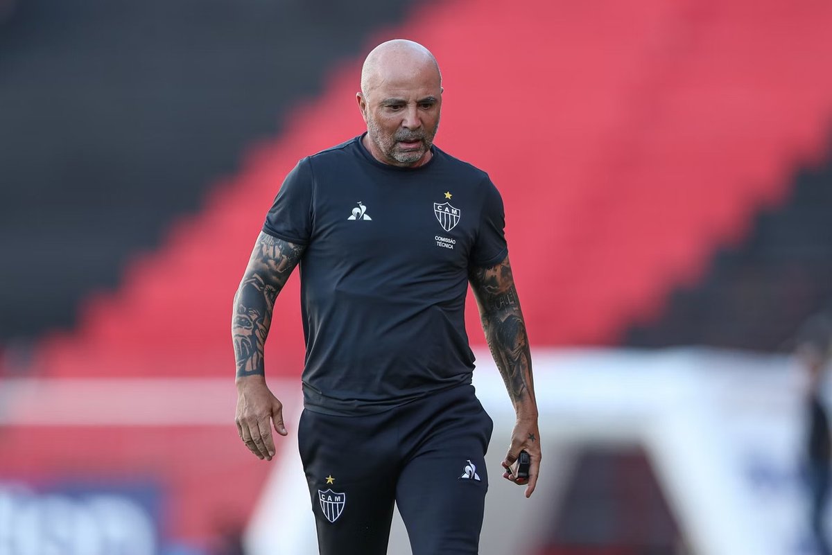 Jorge Sampaoli retorna ao <a href="/Atletico/">Atlético</a> em um momento importante. Temos jogos decisivos nas próximas semanas e será preciso foco e raça para alcançarmos os objetivos da temporada.

No Galo, o trabalho duro é diário e o clamor da Massa é ouvido. Com planejamento e pés no chão, vamos