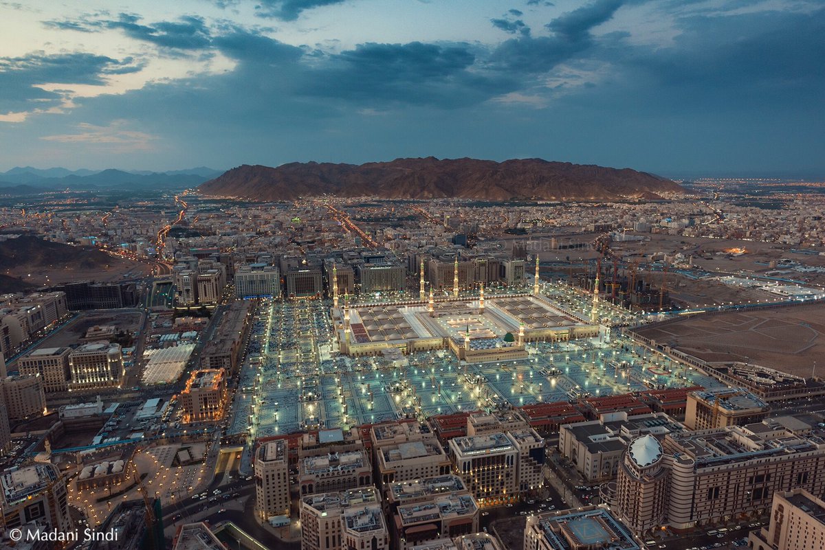 {أورَثْنا الكتاب..الذين اصطفَينا من عِبادنا؛ فمنهم ظالم لنفسه، ومنهم...}.
الأنبياء(ص)..وُجٍدو في كل الأمم. وكانو يخبرون بالغيب ويبشِرون وينذِرون. أما #كتب_الله المقدسة..فقد اختار لها ناسًا مؤَهلون لحمل أمانتها؛ من  حيث فهمها والقيام بمضمونها وتبليغها. ثم يحاسبهم على أداء #الأمانة