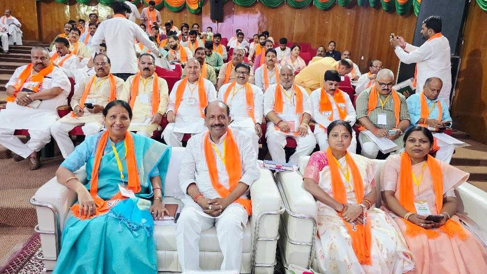 geetashakyaUP's tweet photo. आज लखनऊ में आदरणीय प्रधानमंत्री श्री @narendramodi जी के जन्म दिवस पर आयोजित #सेवा_पखवाडा_अभियान की प्रदेश कार्यशाला संपन्न हुई जिसमें मुख्य अतिथि के रूप में उत्तर प्रदेश के मुख्यमंत्री आदरणीय श्री @myogiadityanath जी उपस्थित रहे।
#Seva_pakhwada

@BJP4India @BJP4UP https://t.co/L4ZquyKpg7