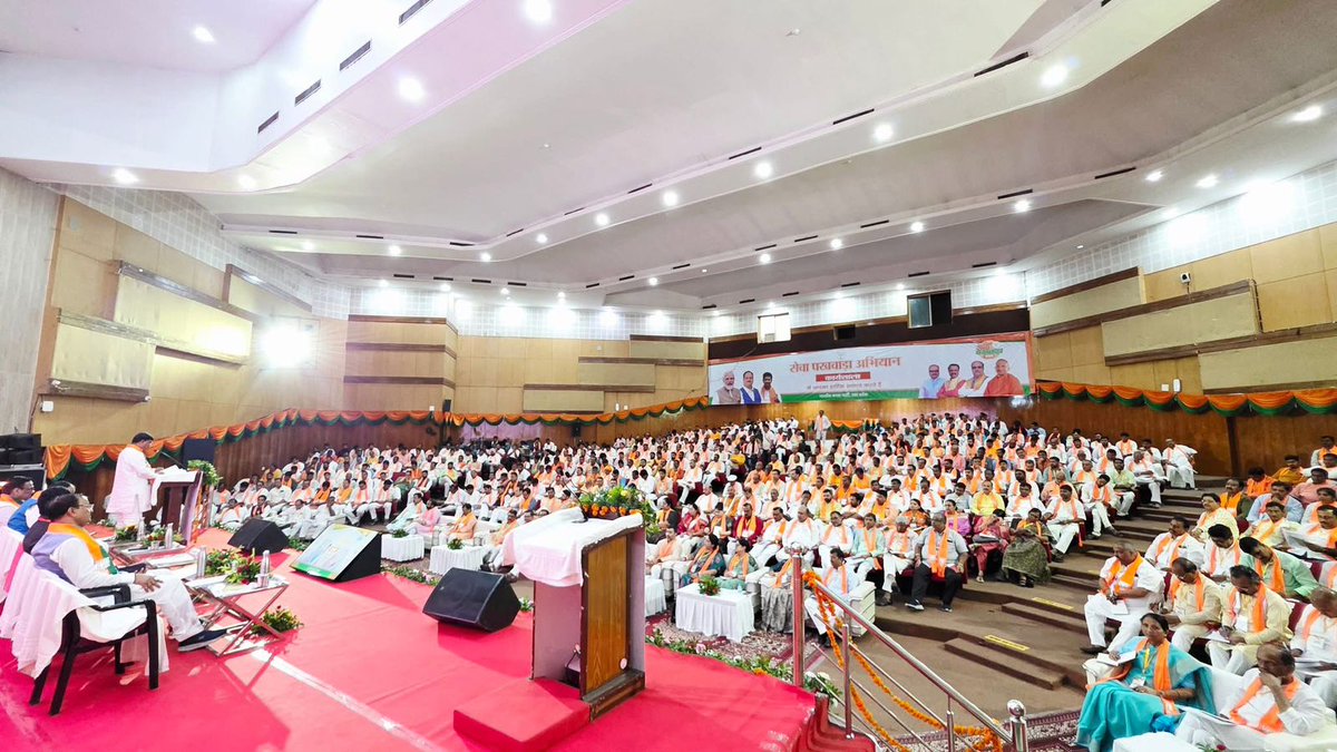 geetashakyaUP's tweet photo. आज लखनऊ में आदरणीय प्रधानमंत्री श्री @narendramodi जी के जन्म दिवस पर आयोजित #सेवा_पखवाडा_अभियान की प्रदेश कार्यशाला संपन्न हुई जिसमें मुख्य अतिथि के रूप में उत्तर प्रदेश के मुख्यमंत्री आदरणीय श्री @myogiadityanath जी उपस्थित रहे।
#Seva_pakhwada

@BJP4India @BJP4UP https://t.co/L4ZquyKpg7