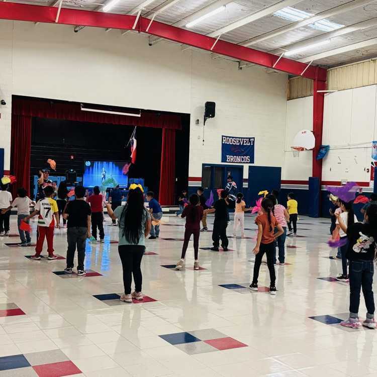 RooseveltBronc1's tweet photo. Our 2nd grade Broncos are moving, grooving, and building skills with scarf challenges in PE! Way to go, Broncos - we love to see you staying active and having fun! ❤️🐴💙#BroncoPride #ALLin https://t.co/T9BwmPJVYu