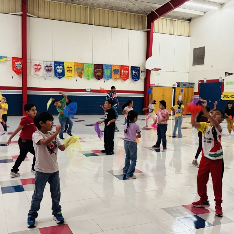 RooseveltBronc1's tweet photo. Our 2nd grade Broncos are moving, grooving, and building skills with scarf challenges in PE! Way to go, Broncos - we love to see you staying active and having fun! ❤️🐴💙#BroncoPride #ALLin https://t.co/T9BwmPJVYu