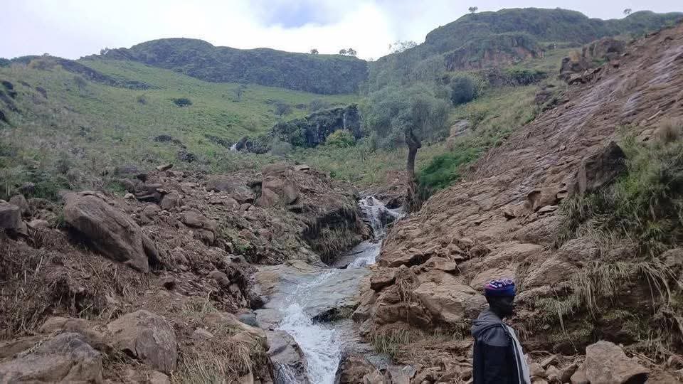 Mgd_SD's tweet photo. #تحالف_السودان_التأسيسي  " تأسيس"

بيان بخصوص الكارثة الطبيعية والانهيارات الأرضية نتيجة الأمطار في منطقة جبل مرة

يعاني أهلنا في منطقة جبل مرة في قرية ترسين كارثة انسانية طبيعية كبيرة نتيجة الأمطار الغزيرة حيث تعرضت المنطقة للإنهيارات والإنزلاقات الأرضية التي أودت بحياة الكثيرين من أهلنا في المنطقة.
نعزي أنفسنا وجميع السودانيين والسودانيات في هذا الفقد الكبير ونعلن تعاوننا الكامل مع حركة تحرير السودان قيادة السيد عبدالواحد محمد نور ونُسخّر كافة إمكانياتنا في حكومة السلام لخدمة أهلنا هناك.

كما نعلن تلك المنطقة كمنطقة طوارئ وكوارث طبيعية وندعو جميع المنظمات الإقليمية والدولية العاملة في المجال الإنساني للتدخل وتقديم يد المساعدة للأهل والمواطنيين هناك
كذلك نعلن تكوين لجنة طوارئ من قبل الحكومة لمعالجة آثار الكارثة والتنسيق مع الرفاق في حركة تحرير السودان قيادة الأستاذ عبد الواحد محمد نور.

لابد من تضافر الجهود للخروج من هذه الأزمة في ظل شح الإمكانيات التي فرضتها حرب الإرهابيين من عصابة بورتسودان على السودان والسودانيين.

د. علاء الدين عوض نقد. 
المتحدث الرسمي لتحالف السودان التأسيسي(تأسيس) 
الثلاثاء 2/ سبتمبر/2025