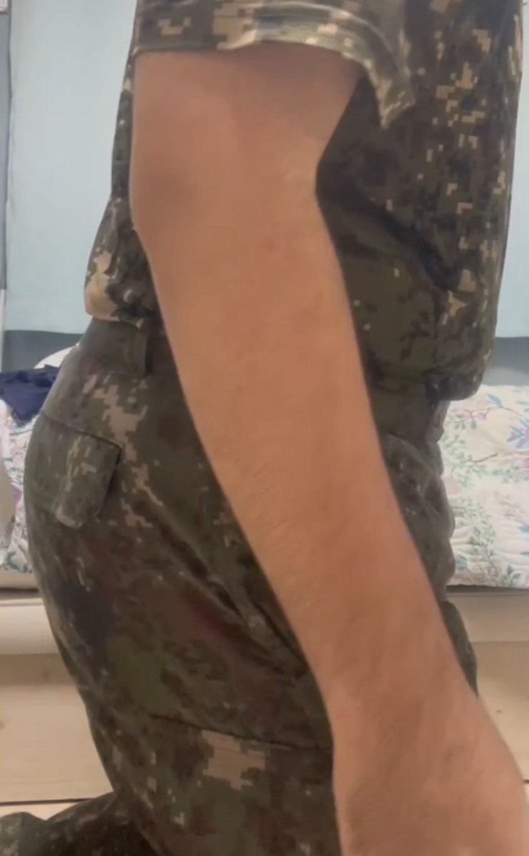 야심한 밤에.. 왜 군복을 입었을까?