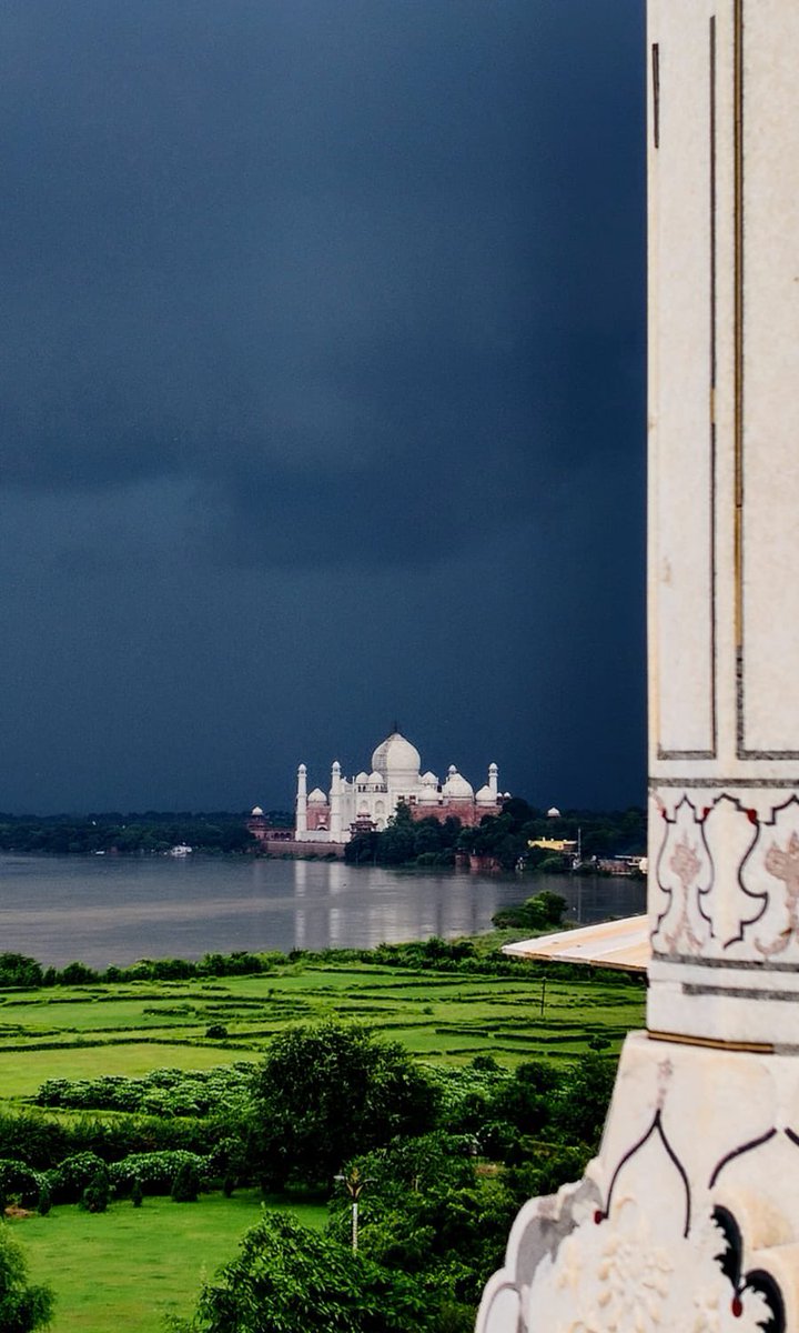 paragato's tweet photo. my parents visited agra today and sent me this pic. my god this looks beautiful !! https://t.co/myMDqo1S6V
