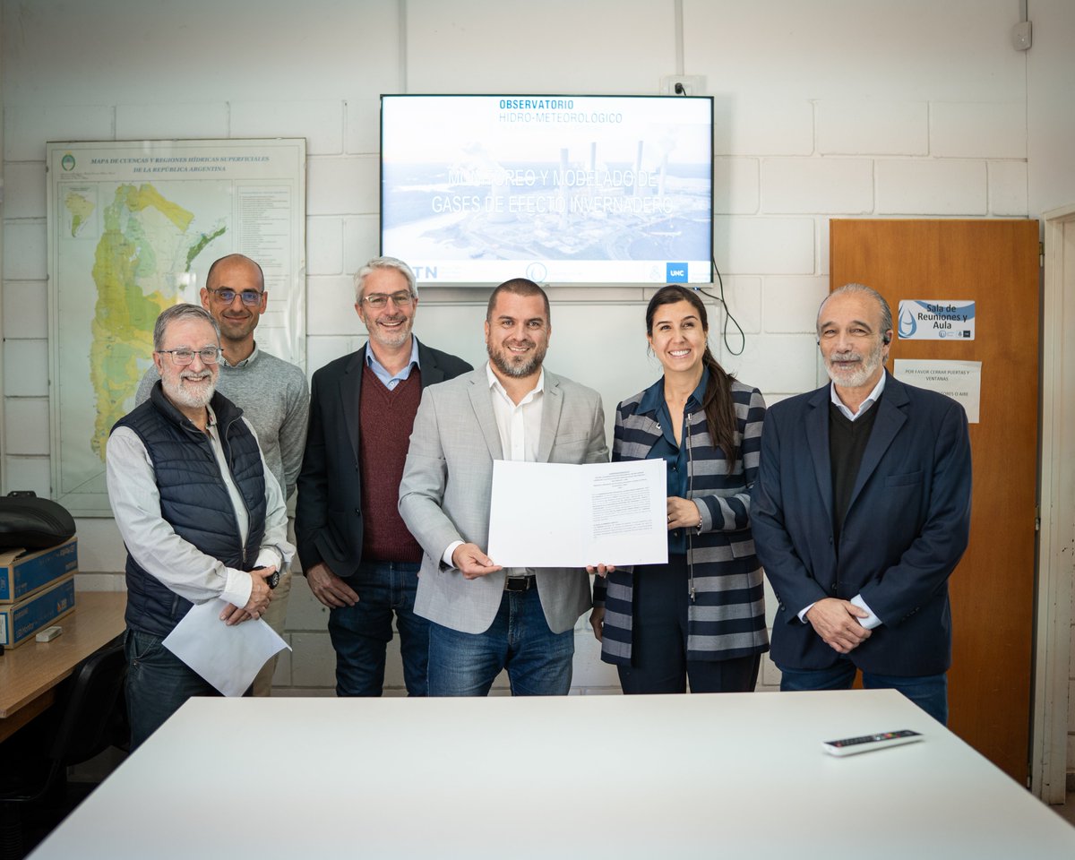 Ministerio de Infraestructura y Servicios Públicos (@minspcba) on Twitter photo 🌱🔭AVANZAMOS EN EL MONITOREO DE GASES DE EFECTO INVERNADERO
🗣️ El <a href="/ministroflopez/">Fabián López</a> acompañó la firma de un convenio clave entre la <a href="/APRHI_CBA/">Adm. Provincial de Recursos Hídricos de Cba. 💦</a> y la <a href="/FCEFyN_UNC/">FCEFyN UNC</a>.✍
⏩ Este acuerdo permitirá avanzar en la medición y modelado de los Gases de Efecto Invernadero (GEI), 🌱🔭AVANZAMOS EN EL MONITOREO DE GASES DE EFECTO INVERNADERO
🗣️ El <a href="/ministroflopez/">Fabián López</a> acompañó la firma de un convenio clave entre la <a href="/APRHI_CBA/">Adm. Provincial de Recursos Hídricos de Cba. 💦</a> y la <a href="/FCEFyN_UNC/">FCEFyN UNC</a>.✍
⏩ Este acuerdo permitirá avanzar en la medición y modelado de los Gases de Efecto Invernadero (GEI),