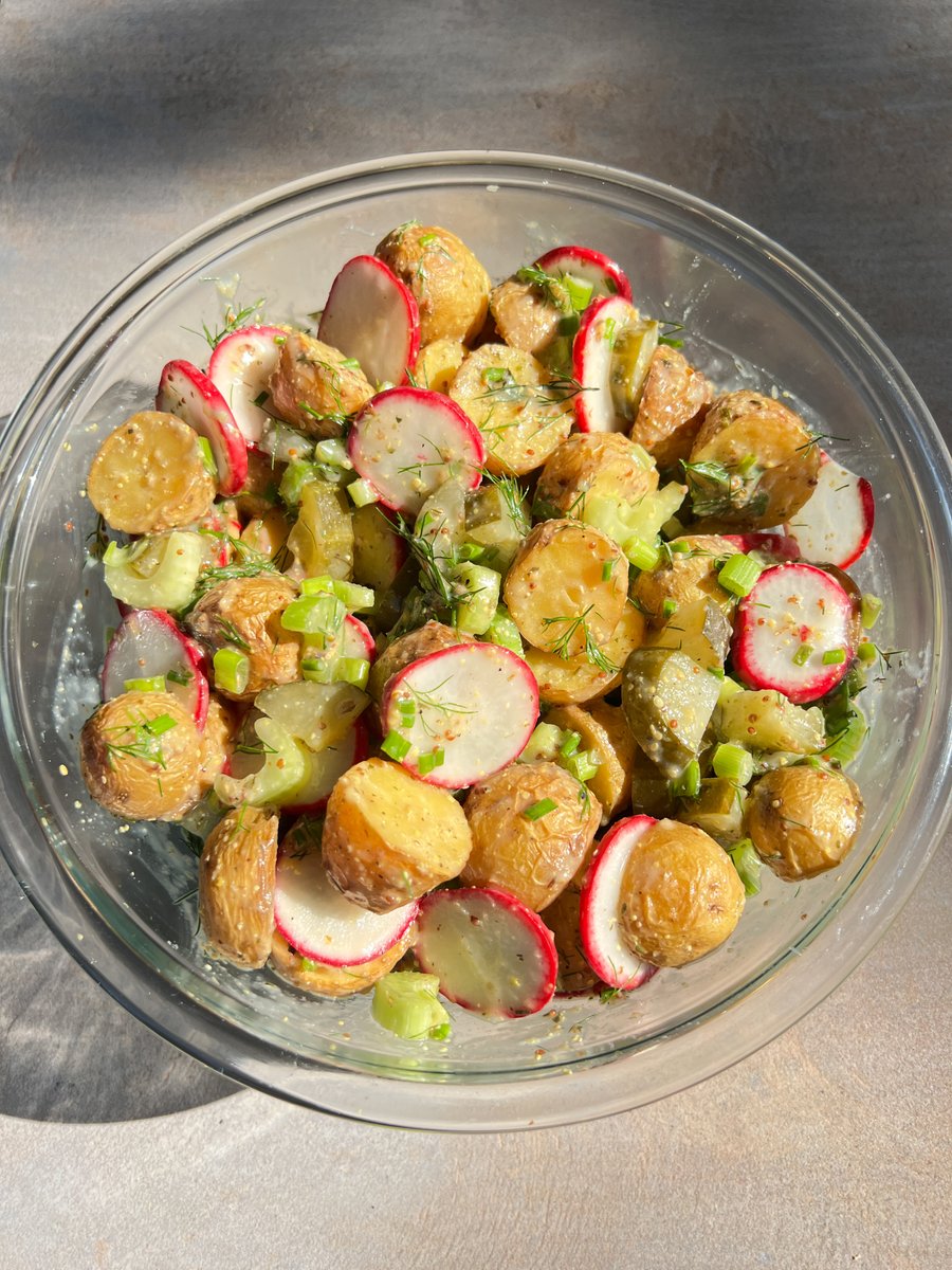 effortless_eats's tweet image. This No Mayo Potato Salad is a tasty allergen-friendly side! With veggies for a crunch &amp;amp; pickles for a punch, it's sure to be enjoyed by any guest with any dish 🧡

#effortlesseats #potatosalad #nomayopotatosalad #easypotatosaladrecipe #potatosaladrecipe