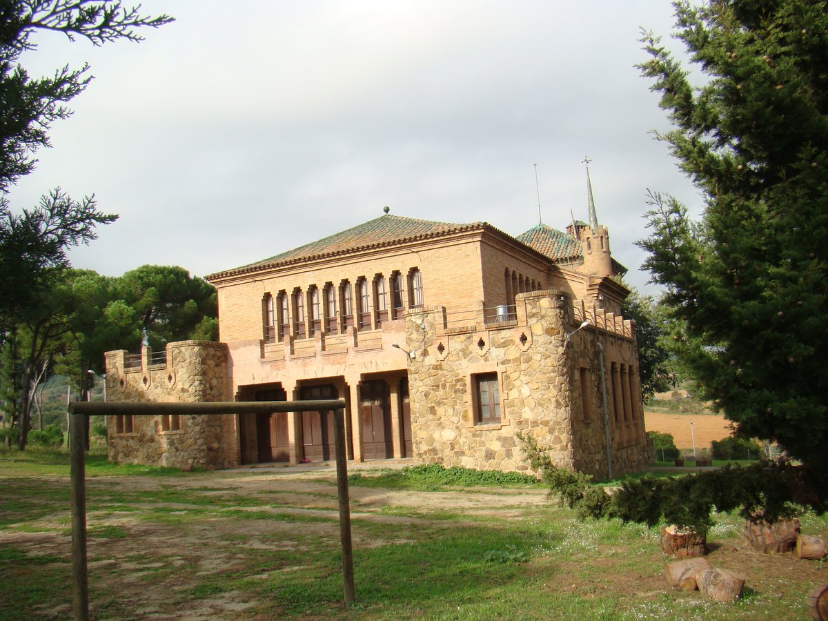 Bon dia amb el #patrimonideldia! L'antiga escola de la Colònia Güell a #SantaColomadeCervelló és un dels edificis culturals i religiosos de què es va dotar la colònia, juntament amb les cases dels obrers, els serveis i la fabrica: patrimonicultural.diba.cat/element/antiga… <a href="/StaColomaC/">Ajuntament de Santa Coloma Cervelló</a> <a href="/CulturaDIBA/">Cultura Diputació Barcelona</a>