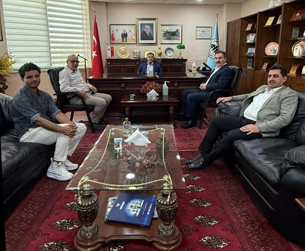 Borsamızı ziyaret eden AK Parti Merkez Karar ve Yönetim Kurulu Üyesi Prof.Dr.Zakir Avşar ile Diyarbakır Basın İlan Müdürü Murat Yürekli'ye nazik ziyaretlerinden dolayı teşekkür ederim.