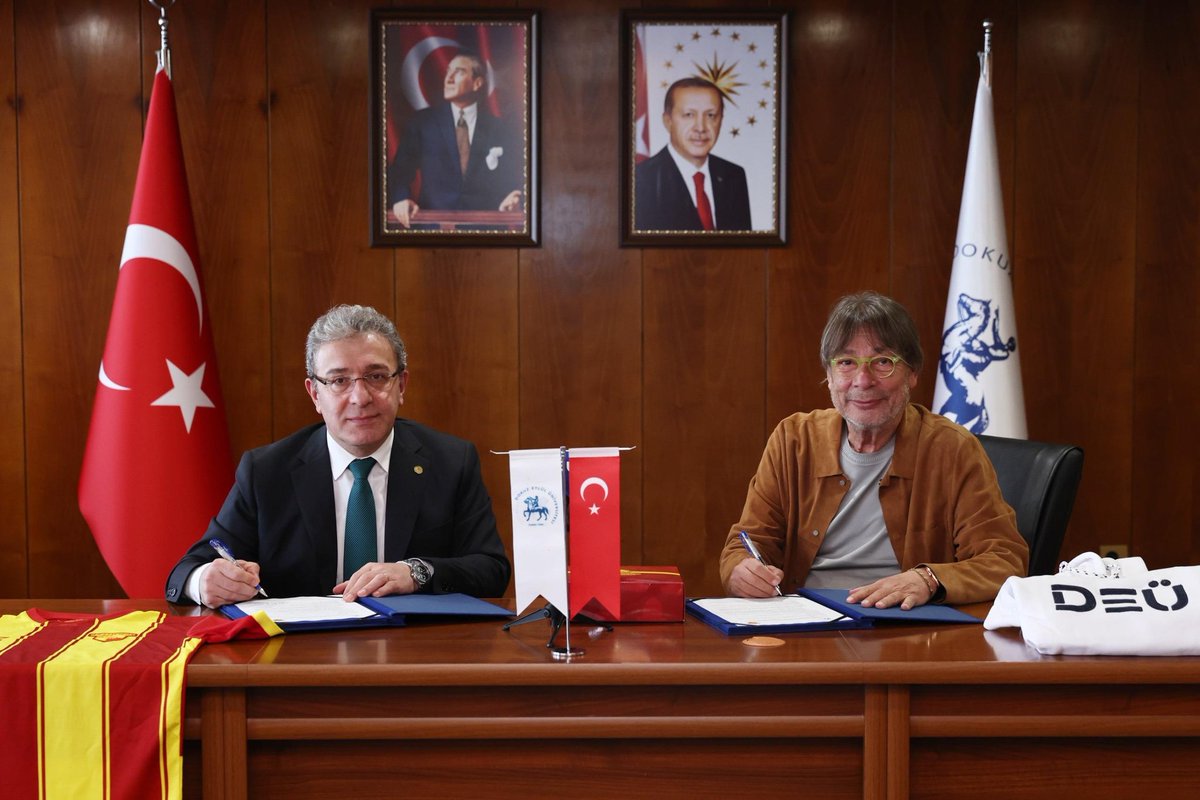 universitemDEU's tweet photo. ✍️Dokuz Eylül Üniversitesi (DEÜ) ile Göztepe Spor Kulübü arasında; eğitim, tesislerin ortak kullanımı, bilimsel çalışmalar ve sporcu sağlığına yönelik iş birliklerini kapsayan protokol imzalandı.

🤝 Dokuz Eylül Üniversitesi adına Rektörümüz Prof. Dr. Bayram Yılmaz, Göztepe S.K. adına Onursal Başkan Mehmet Sepil’in imzaladıkları protokolle; üniversitemizdeki tecrübelerin kulüp sporcularına yansıtılmasına katkı sunacak projeler hayata geçirilecek.

🎙️ Rektör Yılmaz: “Bu iş birliği; hem Göztepe Spor Kulübü’ne, hem üniversitemize, hem İzmir’e hem de Türk sporuna hayırlı uğurlu olsun."

#universitemDEU #Göztepe #ÜniversiteSporİşBirliği