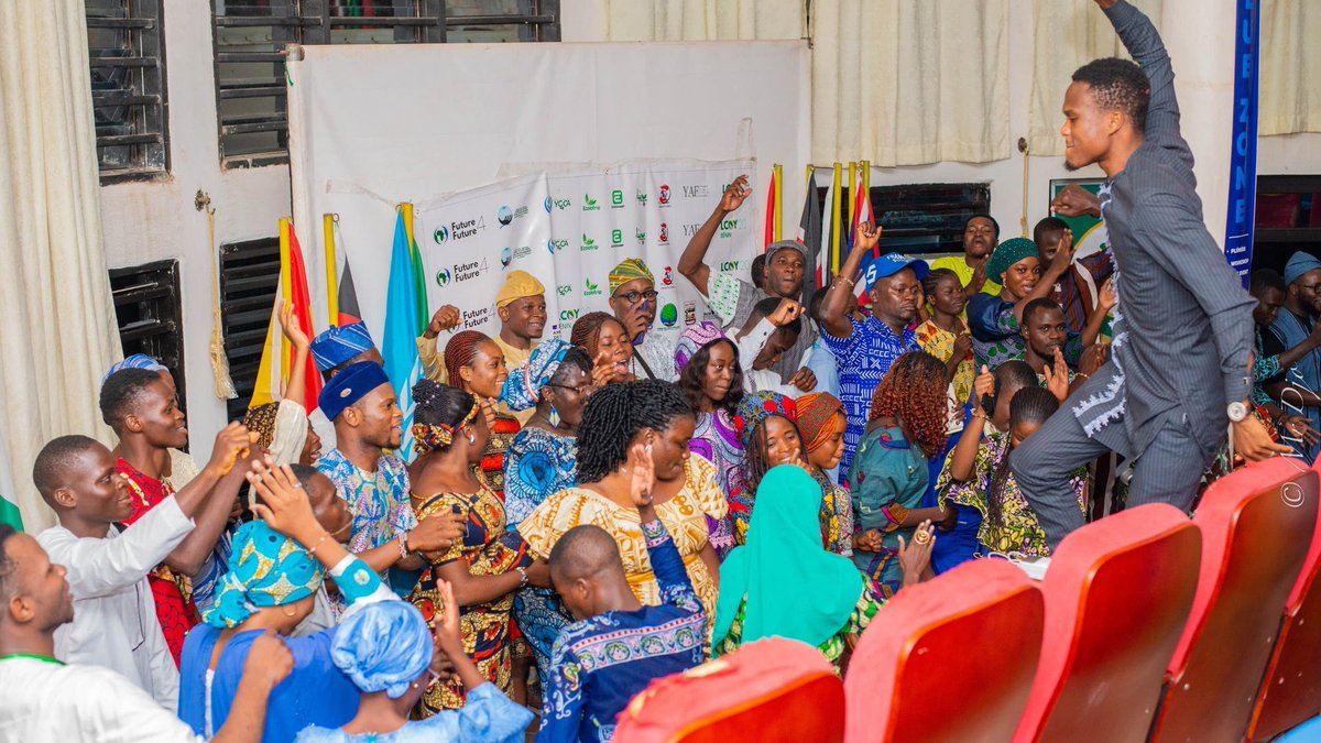 La soirée de clôture de la #LCOY20Benin a commencé en beauté avec un moment de partage et de culture : un dîner convivial suivi de danses traditionnelles qui ont fait vibrer Natitingou. 

#RecapJour3 #YouthClimateAction #Agroecologie #Team229
