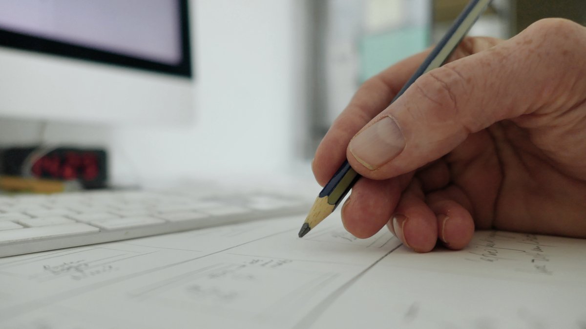 Je zou het misschien niet zeggen, maar websites maken doe ik met papier en potlood.

Zo krijg ik de strategie goed in beeld. Zo houd ik overzicht en consistentie in het ontwerp.

Een van de eerste dingen die ik graag deed als kind was tekenen. Dat doe ik nog steeds graag.