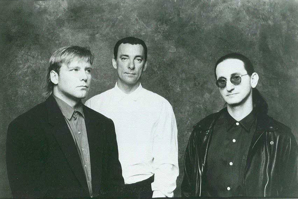 03-09-1991: La banda canadiense Rush edita su decimocuarto disco de estudio "Roll The Bones", con temas como "Dreamline", "Ghost of a Chance", "Bravado" o "Roll The Bones". El álbum fue una vuelta a las raíces del grupo, y con ello un regreso a los rankings de éxitos