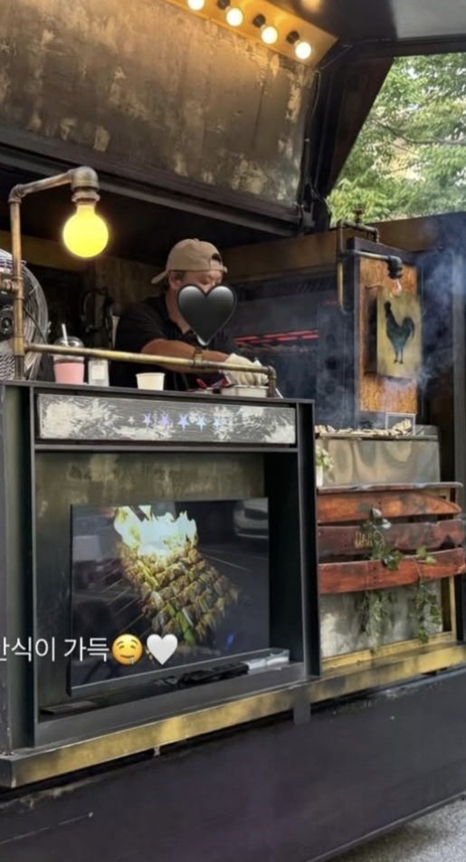 actually, jisoo sent THREE support trucks to jung haein and hayoung. 

1 from imoi (pink) then the 2 from dall (green and black). she is  the absolute best! 🥹