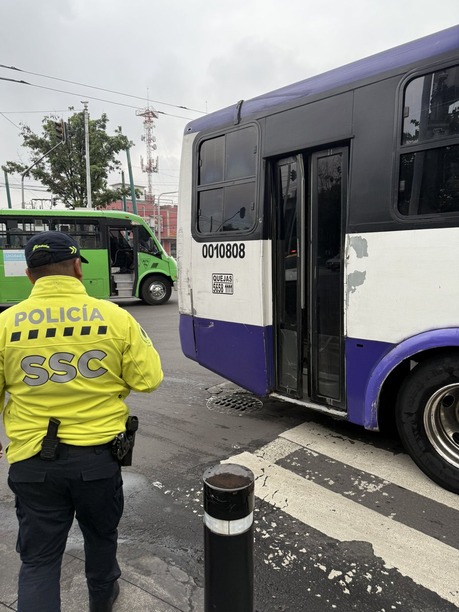 <a href="/SSC_CDMX/">SSC CDMX</a> <a href="/LaSEMOVI/">Secretaría de Movilidad CDMX</a> <a href="/GobCDMX/">Gobierno de la Ciudad de México</a> <a href="/SGIRPC_CDMX/">Secretaría de Gestión Integral de Riesgos y PC</a> <a href="/ClaraBrugadaM/">Clara Brugada Molina</a> <a href="/AlcaldiaCoy/">Coyoacán</a> <a href="/giogutierrezag/">Giovani Gutiérrez</a> 
Todo Miguel Ángel de Quevedo este metiéndose, golpeando a las motos, coches bajando gente de su camión… muy agresivo. Me amenazó de muerte por haber pedido ayuda de un oficial y por la foto