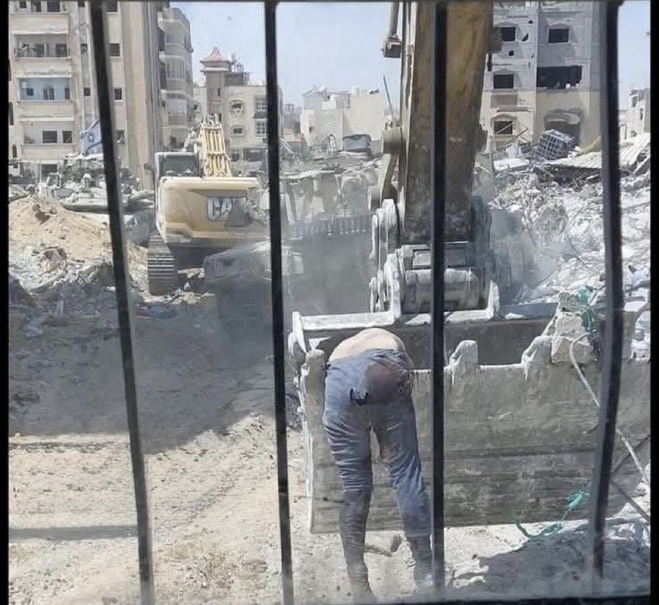 الفُجور في الإجرام!
وعلى الهواء مباشرة،
لا يكفيهم القتل وإنما يُمثّلون بأجساد الشهداء!
هازئين بالعالم كله، عرباً وعجماً، شعوباً وحكومات!
اللهُمَّ اجمعهُمْ عدداً
واقتلهم بدداً
ولا تُبقِ منهم أحداً
اللهم سلِّطْ عليهم البرّ والفاجر من عبادكَ
ولا تُمتْنا حتى نشفيَ صدورنا منهم