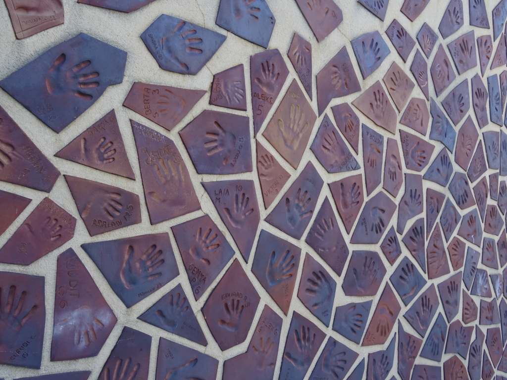 Bon dia amb el #patrimonideldia! El mural de l'escola bressol L'Espurna de #LliçàdAmunt es va realitzar amb motiu del vintè aniversari del centre. S'hi observen fragments ceràmics amb empremtes de mans i dibuixos esgrafiats: patrimonicultural.diba.cat/element/mans-i… <a href="/llicamunt/">Ajuntament de Lliçà d'Amunt</a> <a href="/CulturaDIBA/">Cultura Diputació Barcelona</a>