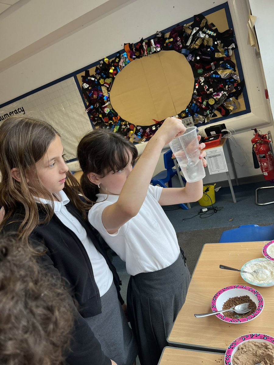 InchturePrimary's tweet image. P6/7 learning about dissolving! They predicted the soluble and insoluble solutes. #criticalthinking #sensemaking #communicating #article28