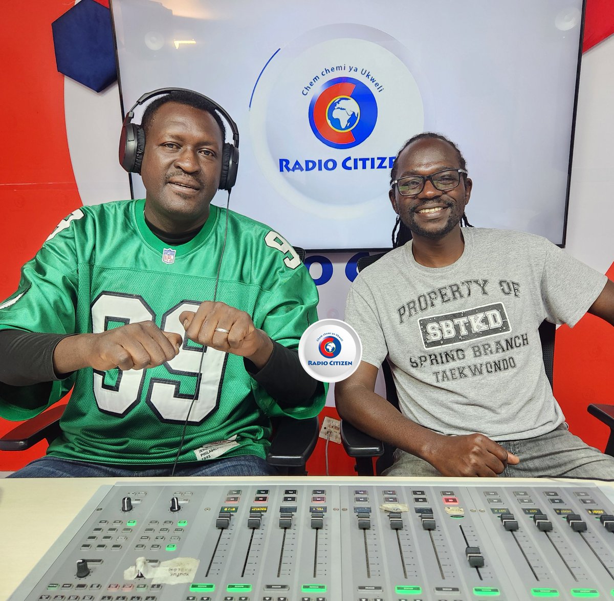 RadioCitizenFM's tweet photo. Sauti mbaya sauti ya pesa @odhiamboabwao na Generali @abdimunai wako ndani ya #DriveOnReloaded kutupa burudani,pesa na utani kwa wingi. 
Uko tayari?
#DriveOnReloaded
#RadioNumberOne https://t.co/1KjVKvcGwQ