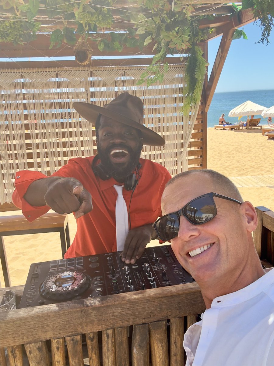 lunchtimes with this dude are always different 🤪 

#águaQLub 🎧