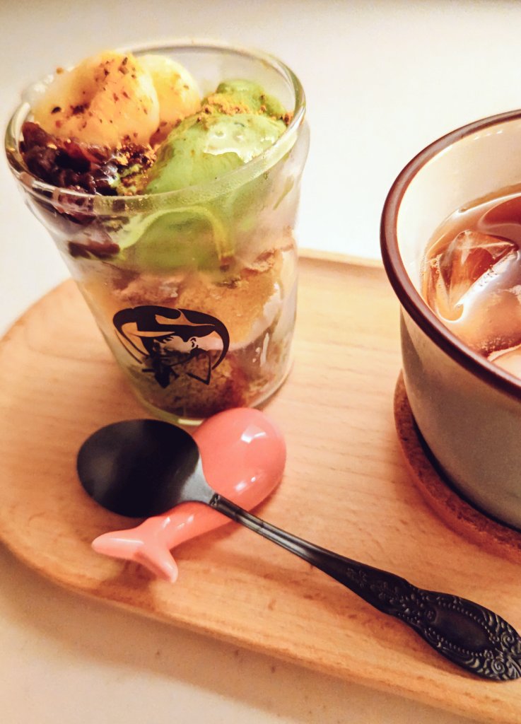 水曜日お疲れ様です✨
やる気モードが低迷中から抜け出せない！
これも全部暑さのせい🫠
マーロウのビーカーで抹茶パフェ作った😆🧡