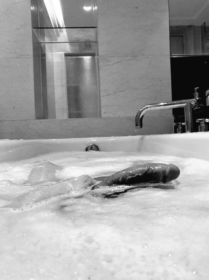 Xxjcwook's tweet photo. Berendam dulu setelah seharian di kantor https://t.co/qT0q65RPsS