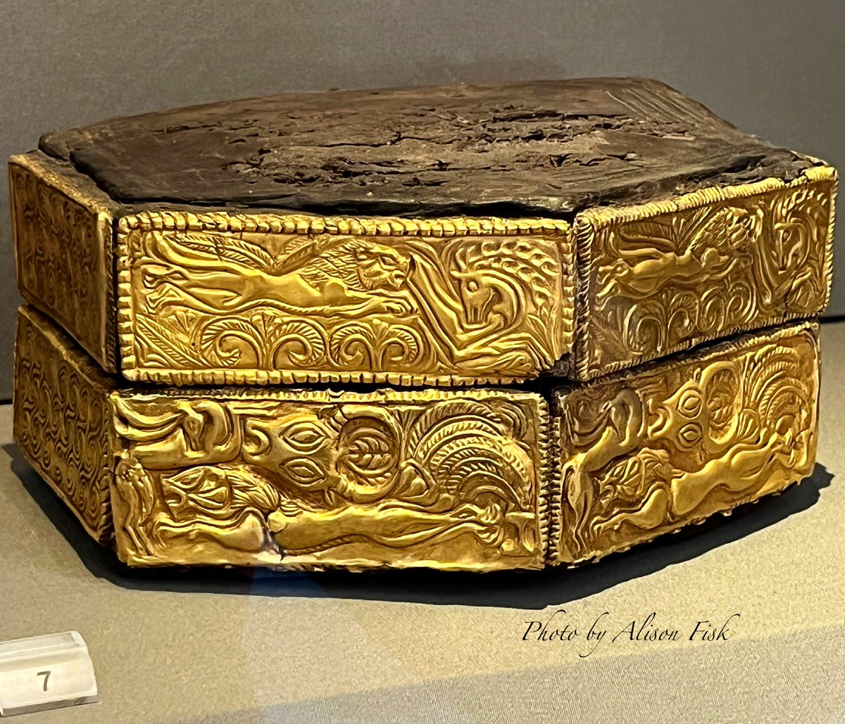 Fabulous 3,500 year-old Mycenaean wooden box embellished with repoussé gold plates with lions chasing deer and antelope, among palm trees, spirals and bulls heads. 

From Grave V, Grave Circle A, Mycenae, Greece. National Archaeological Museum, Athens.
📷 by me

#ReliefWednesday