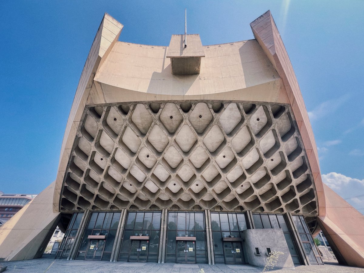 ibukiinterpress's tweet image. 瀬戸際のモダニズム
バリケードを張られる前に宙に放たれた船首を見納め
コレが今治なら解体などあり得ないだろうに　#丹下健三