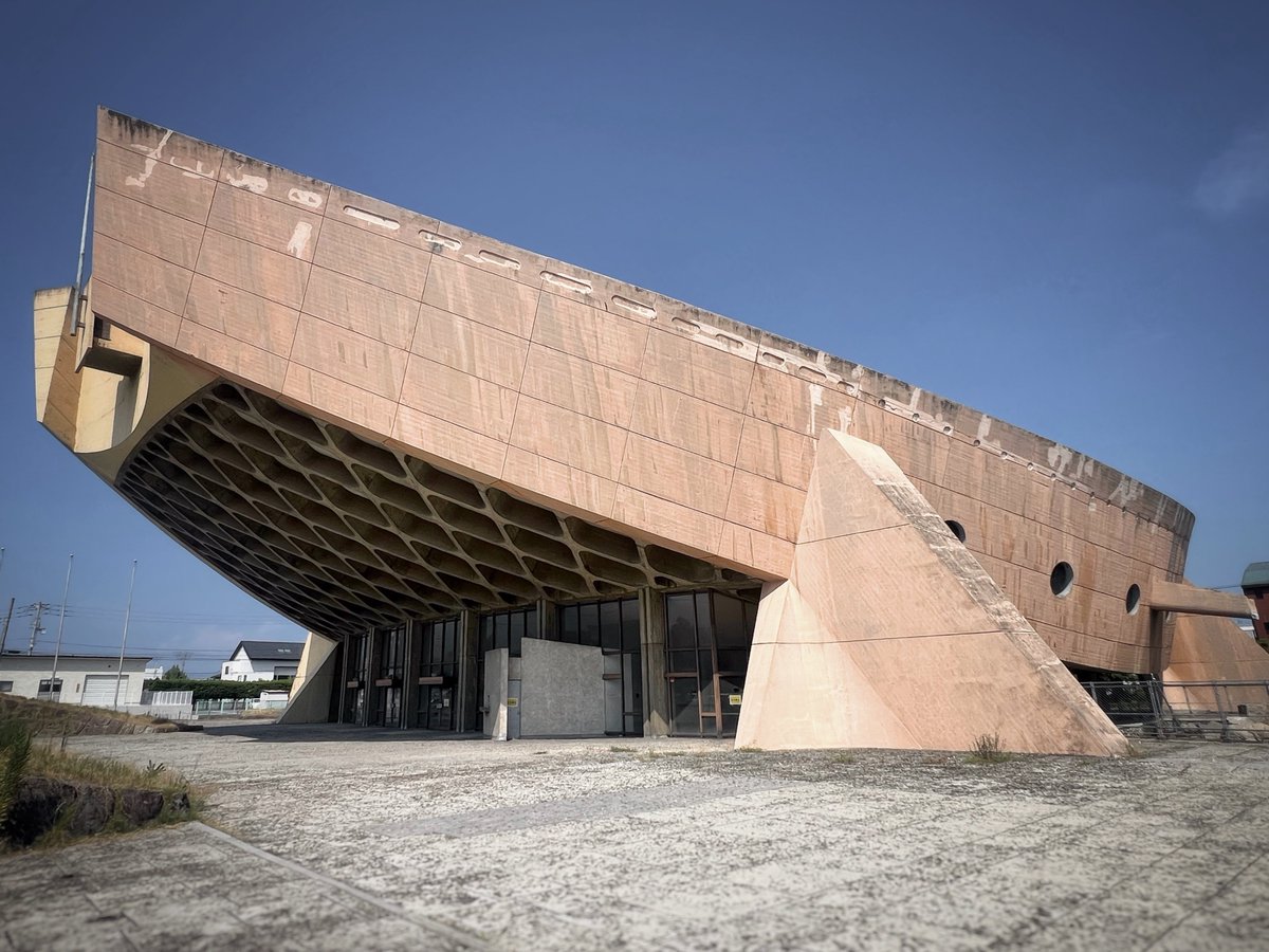 ibukiinterpress's tweet image. 瀬戸際のモダニズム
バリケードを張られる前に宙に放たれた船首を見納め
コレが今治なら解体などあり得ないだろうに　#丹下健三