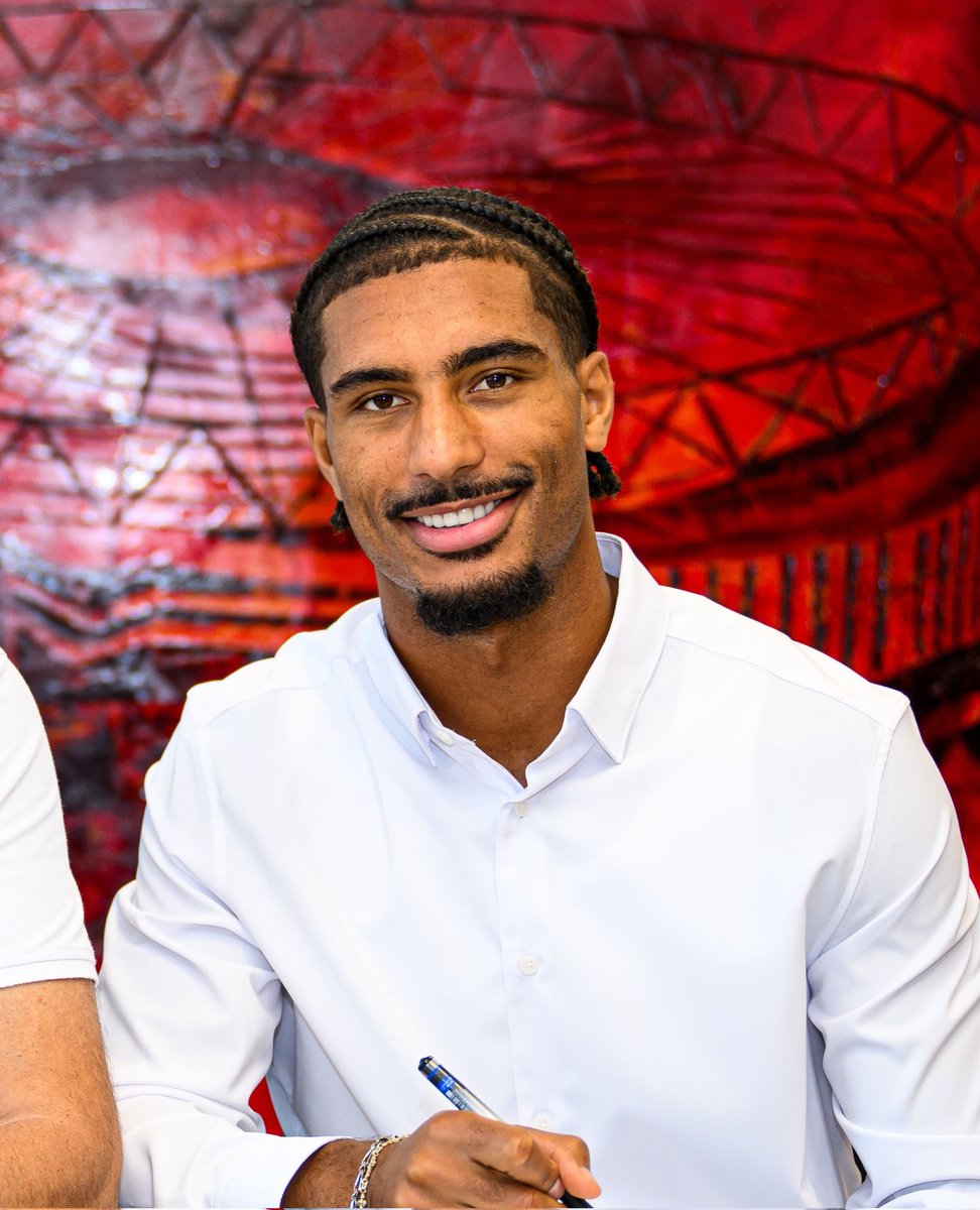 LifeofBen's tweet photo. Die Trennung vom Cheftrainer war wohl echt hart. Direkt mal eine neue Frisur. #bade #bayer04 https://t.co/si6ukRrTrx