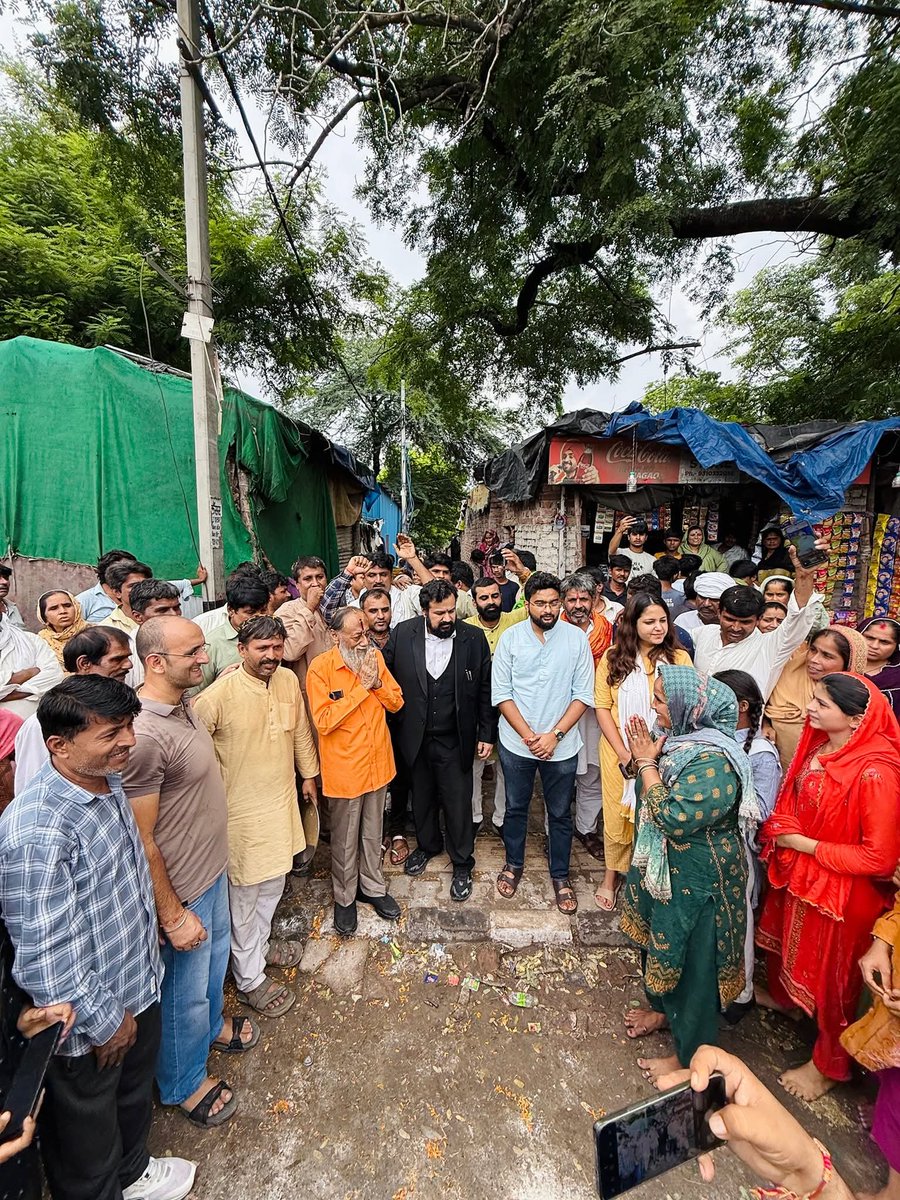 सुप्रीम कोर्ट के एडवोकेट #विष्णुशंकर_जैन के लिए ह्रदय से मंगलकामना। पाकिस्तान से प्राण बचाकर आए, और दिल्ली में बसे #हिंदुओं के लिए विष्णु जी का संघर्ष आखिरकार सुखद परिणाम तक आ पहुंचा। सुप्रीम कोर्ट से राहत मिल गई।

मुझे नहीं पता, यह #राहत क्या है? संभवतः इन हिंदुओं की "भारतीय