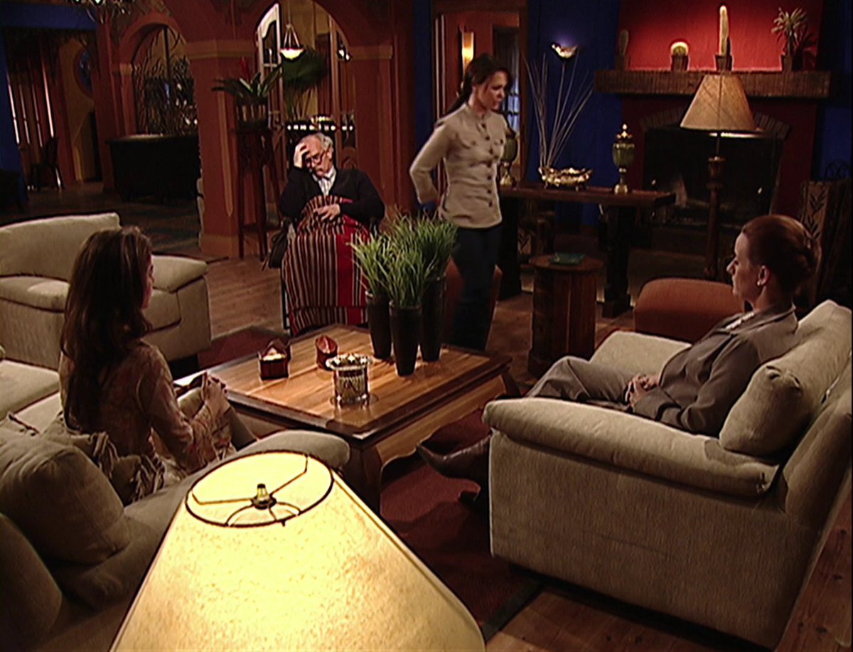 PasdeGavilanes's tweet photo. #PasiónDeGavilanes #PDG55 Sarita pierde la paciencia cuando su madre le asegura que Fernando administraría mejor la Hacienda. https://t.co/z9hqSYyBmI