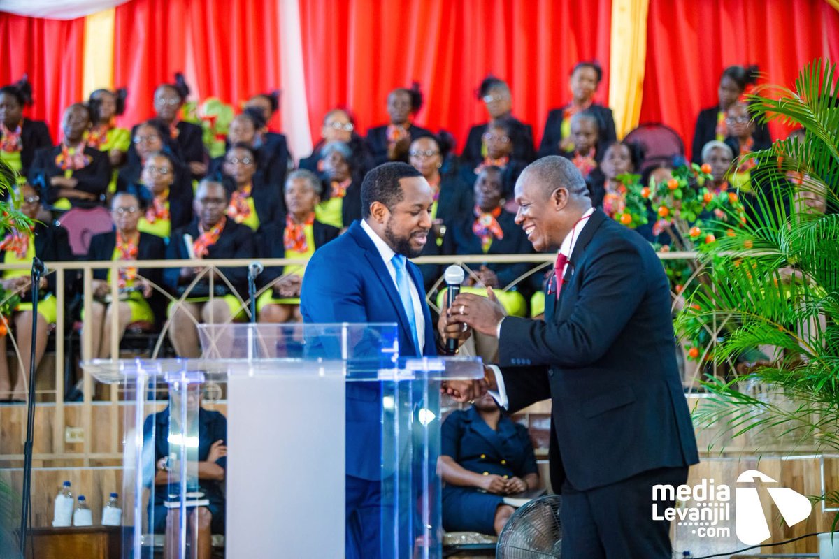 etzeremile's tweet photo. 🔵🔴 Le Dimanche 31 août dernier, j’étais très heureux d’assister au culte spécial marquant le 42ème anniversaire 🎉 🎉 de l’Église Baptiste Évangélique de Pétion-Ville. Encore une fois, bonne célébration à cette grande communauté et merci au Dr. Bilda Robert de l’invitation. Que Dieu continue à bénir cette église. 🔵🔴