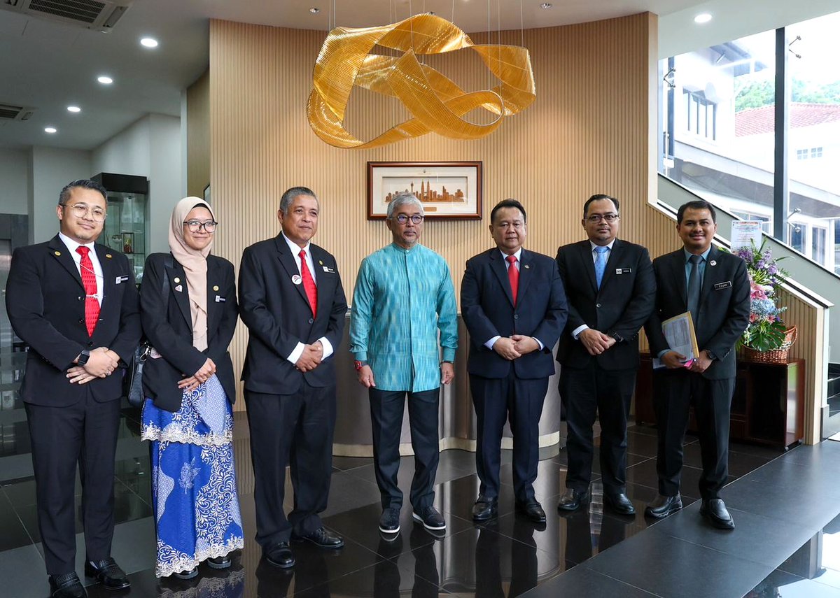 Merafak sembah menjunjung kasih Kebawah Duli Paduka Baginda Sultan Pahang Al-Sultan Abdullah Ri’ayatuddin Al-Mustafa Billah Shah Ibni Almarhum Sultan Haji Ahmad Shah Al-Musta’in Billah di atas limpah perkenan menerima mengadap YB Dato Sri Alexander Nanta Linggi, Menteri Kerja
