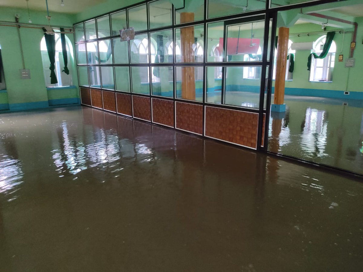 MohsinAsks's tweet photo. Flood Inundated Jamia Masjid Gundipora! 
@jk_sdma @Kashmir_Weather @LabeebGulzar https://t.co/YzSkLUqSrH