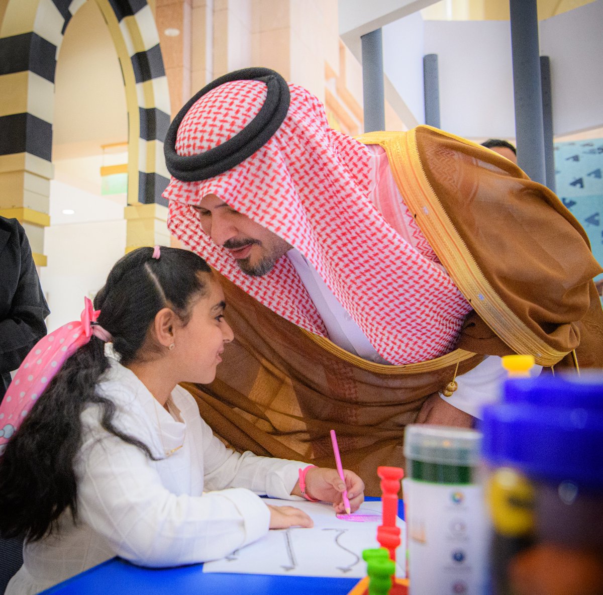 سمو أمير منطقة #المدينة_المنورة #سلمان_بن_سلطان يشارك أبناء جمعية المدينة للتوحّد #تمكن <a href="/tamakkon1/">جمعية المدينة للتوحد (تَمَكُّنْ)</a> في فعاليات المعرض، في لحظةٍ ملهمة تُجسّد الرعاية والاحتواء، إيمانًا بقدرتهم على الإبداع والعطاء.