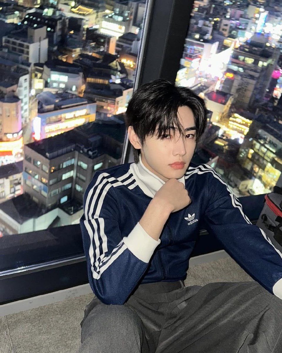 SNS企画第4弾:自分の推しの1枚🫶💞

僕の推しはENHYPENさんのパク・ソンフンさんです‼️このパーカーはソンフンさんが宣材になったパーカーを僕もゲットできた時に撮った写真です！パーカーなので着れてませんが、これから秋になるにつれてたくさん着れるのが楽しみです🍁🎶
 #龍谷コンテスト  #ENHYPEN