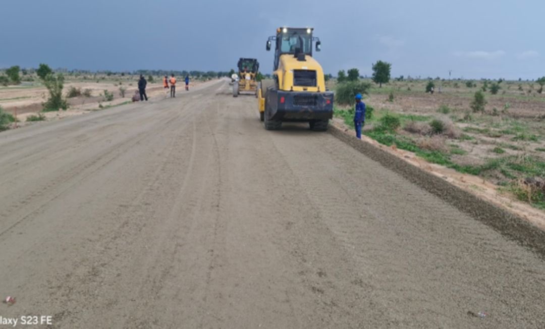 Reconstruction de la route #Mora-#Dabanga-#Kousseri: les travaux progressent sur la section Mora–Tchakamari (22 km) et la mobilisation des entreprises contractualisées sur les autres sections est attendue.

#Cameroun🇨🇲