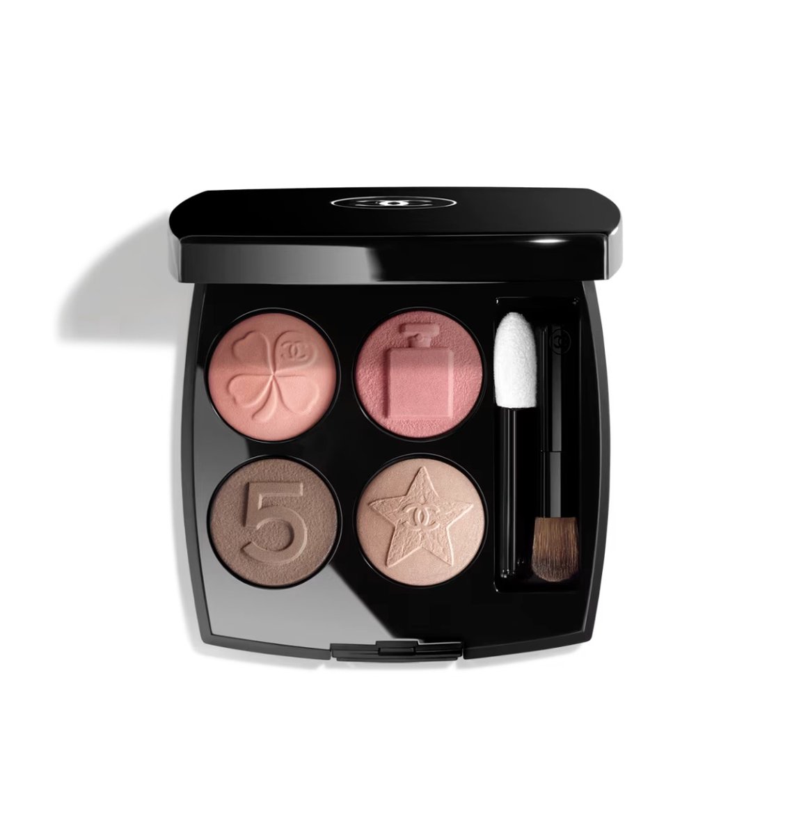 Have you seen Chanel's stunning new Les 4 Ombres Boutons eye palettes? Each of the four colour palettes features motifs inspired by buttons used in the House's fashion collections. This one is called Boutons Mademoiselle. Beautifully done.