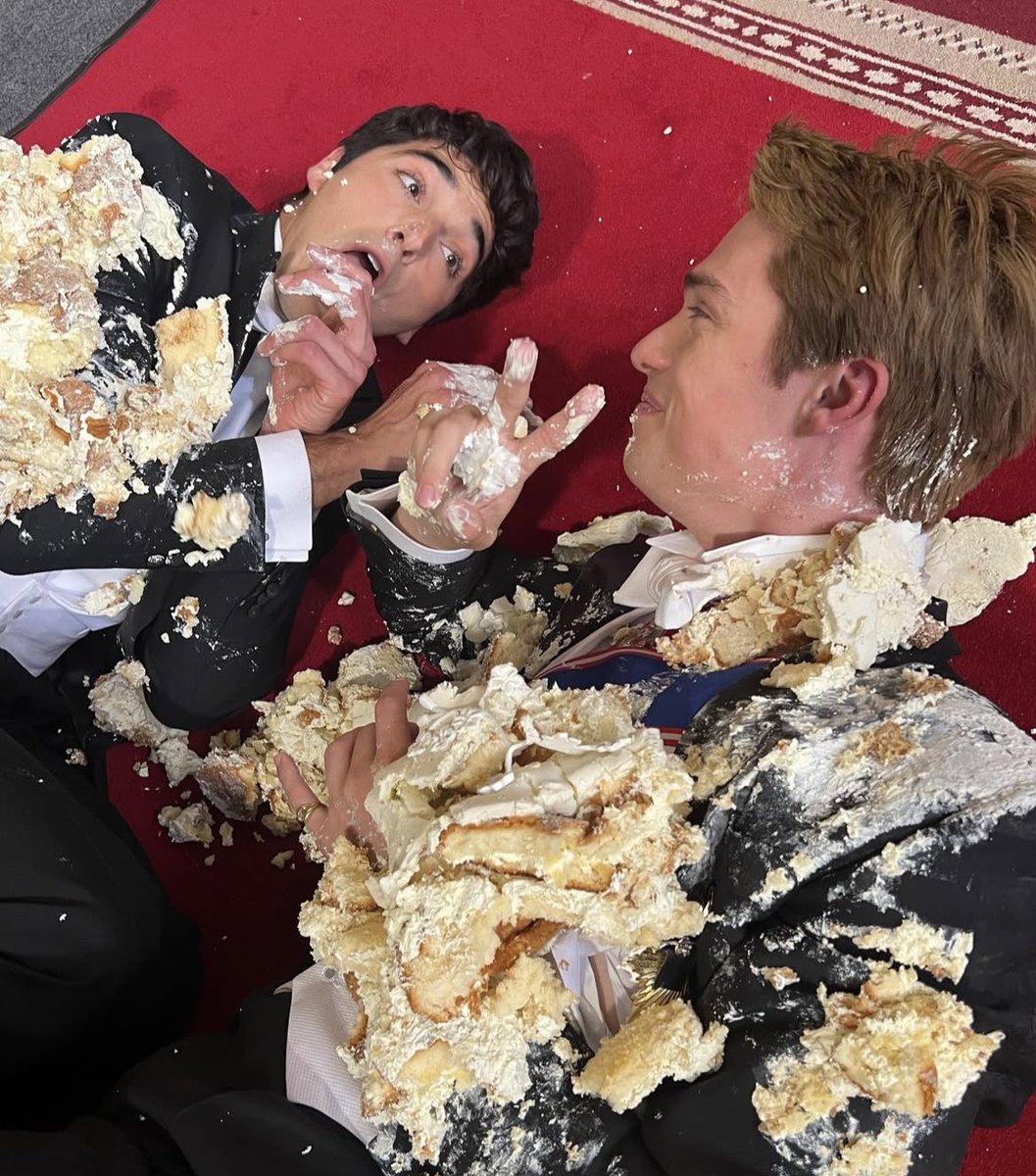 rwrbcrave's tweet image. Matthew via Instagram 2 years ago today:

June 26, 2022. Day 10 of Production. #cakegate #firstprince #bts #rwrbmovie