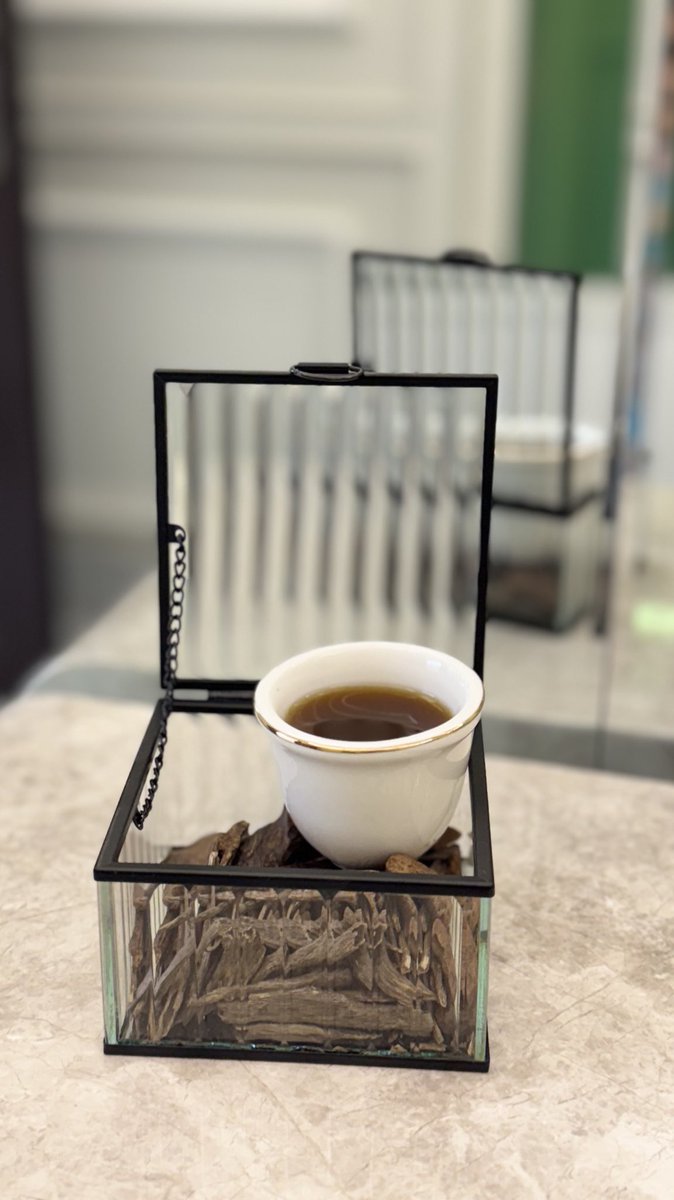 الأشيــاء البسيطــه لهـا جمـال خـاص ولـن يفــهم
هــذا الجمــال إلا مــن تأملــه جيــدا💜🕊️"