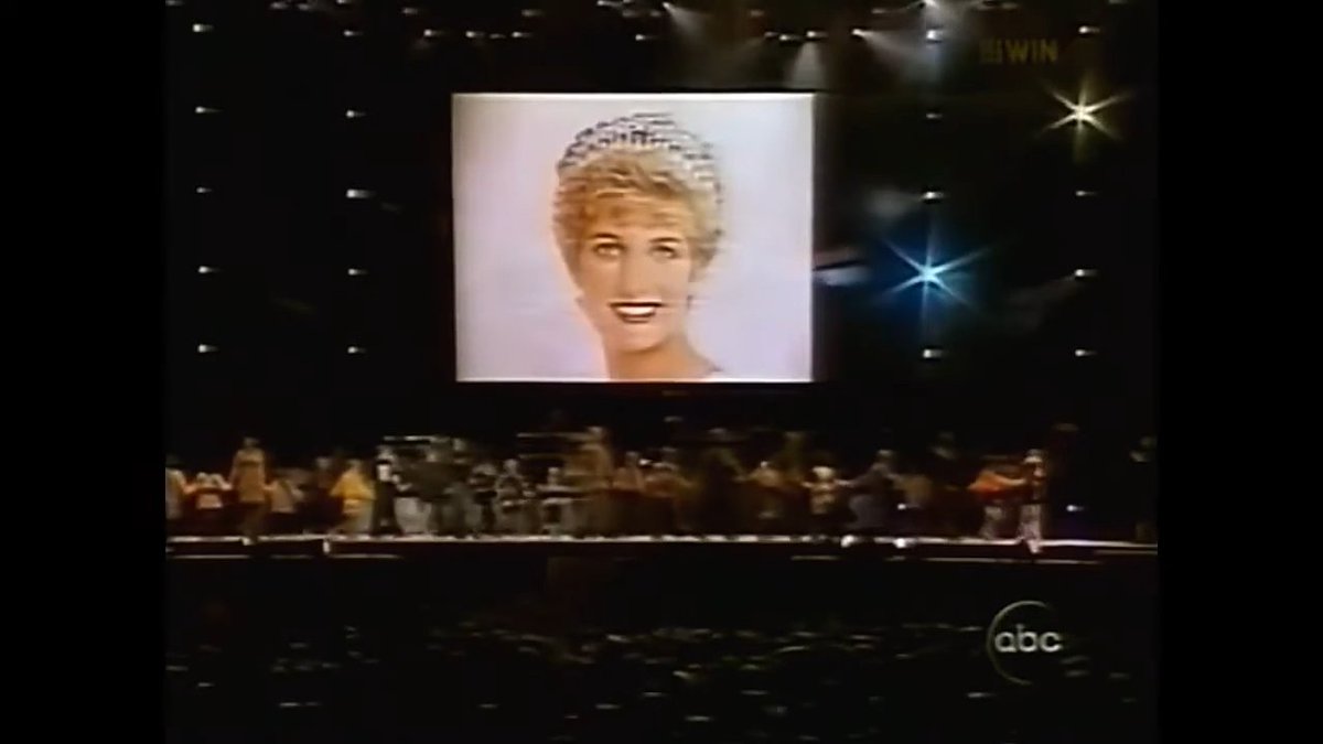 ☆September 3,1997 - When the Ostend concert finally went ahead,MJ dedicated it to the ‘Queen of Hearts’, and prior to the show he had 2 huge pictures of Diana put on stage.During the concert fans held burning lighters high above their heads as Michael played 'Gone Too Soon'.