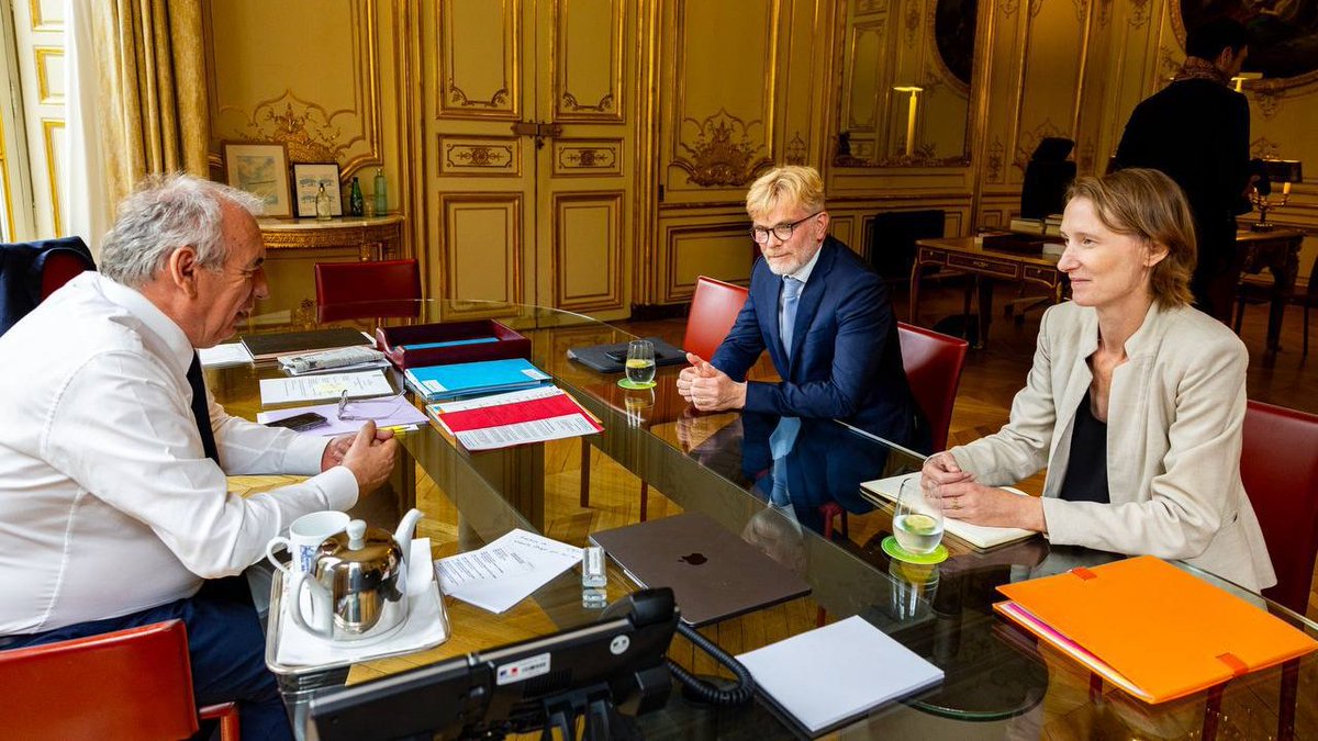 MFesneau's tweet image. À Matignon avec @maudgatel. Dans ces temps incertains, le Premier ministre a eu raison d’appeler au sursaut.

Les députés Démocrates assumeront leur responsabilité et voteront pour le constat qu’il propose de partager.  

Trouver un compromis, c’est être à la hauteur du moment.…